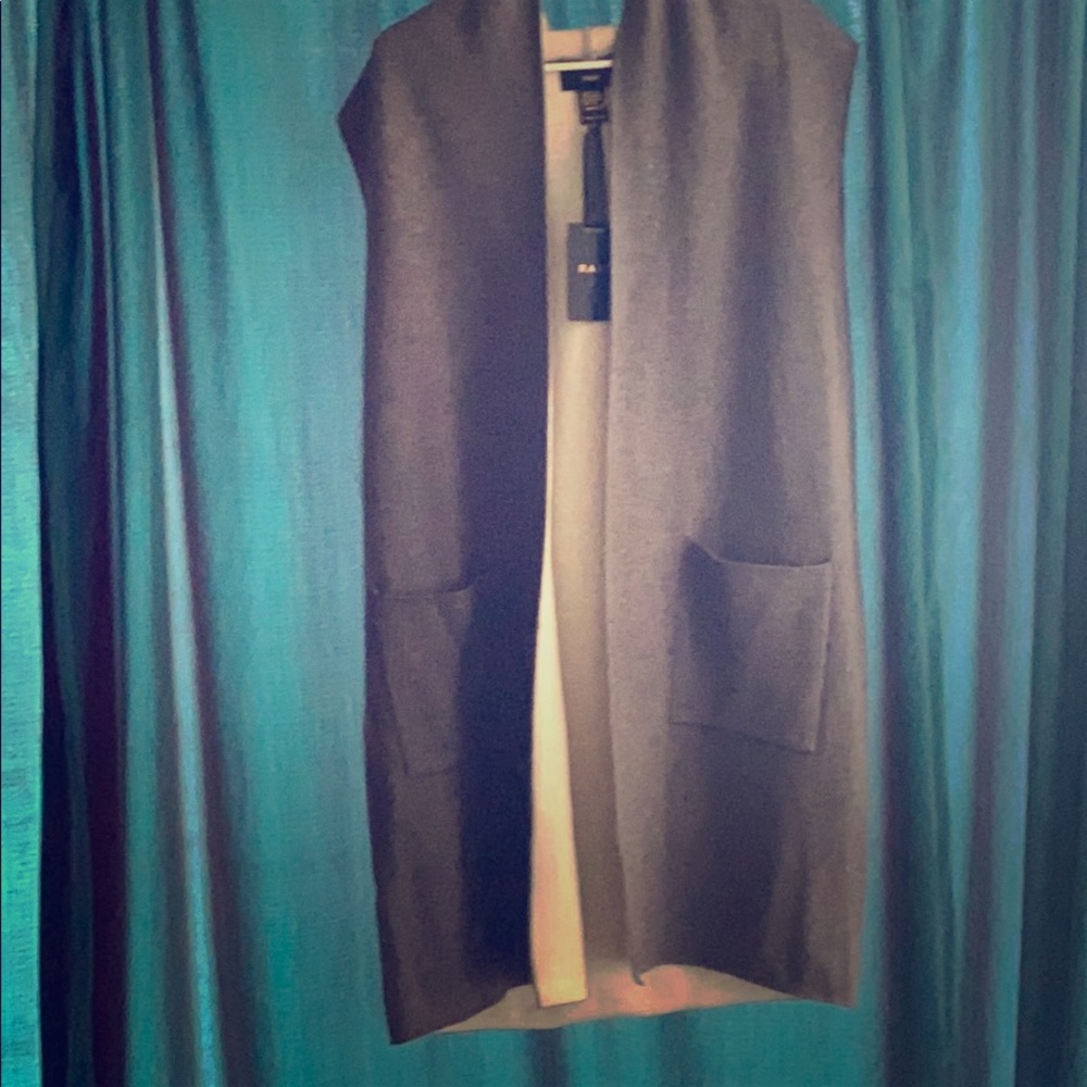 New-never worn sleeveless trench with hood